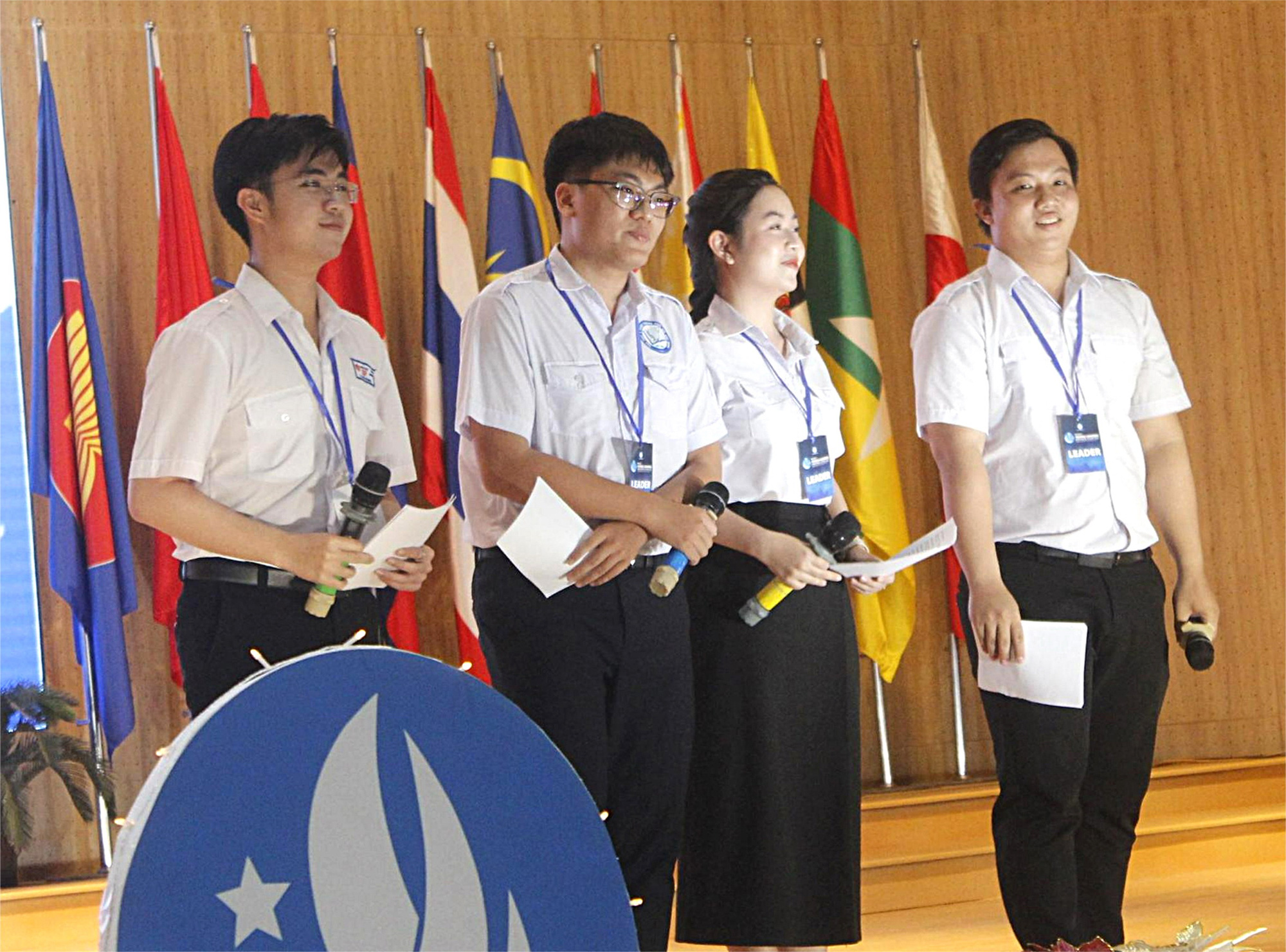 Sinh viên điều hành diễn đàn giao lưu quốc tế- Ảnh 1. Các bạn đại diện cho sinh viên TP.HCM chia sẻ về hoạt động, phong trào sinh viên thành phố tại diễn đàn - Ảnh: Q.L.