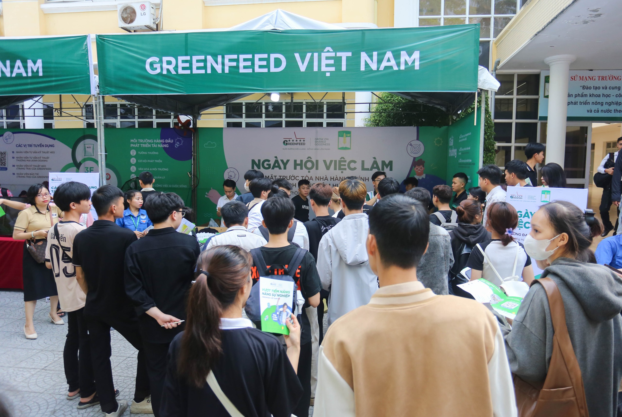 Sinh viên tìm được việc làm tại ngày hội 'Trao cơ hội – Tạo tương lai'- Ảnh 1. Chương trình ngày hội việc làm năm 2024 tại Trường ĐH Nông lâm - ĐH Huế thu hút đông đảo sinh viên tham gia
