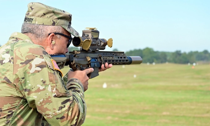 Sĩ quan Mỹ bắn thử súng trường XM7 tại căn cứ Fort Campell ở bang Kentucky tháng 9/2023. Ảnh: Lục quân Mỹ