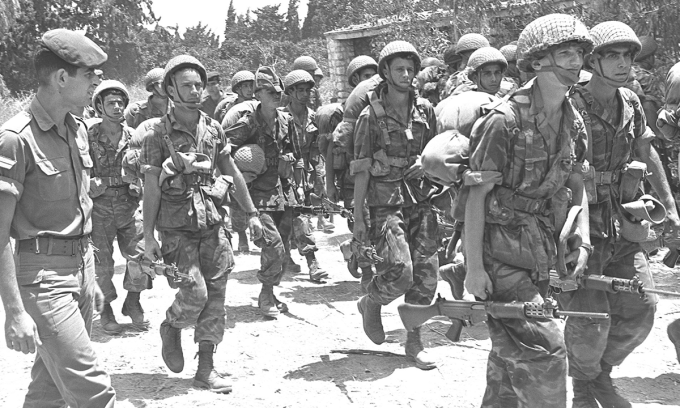Lính dù Israel cầm súng trường FAL trong buổi huấn luyện tháng 6/1965. Ảnh: Wikimedia