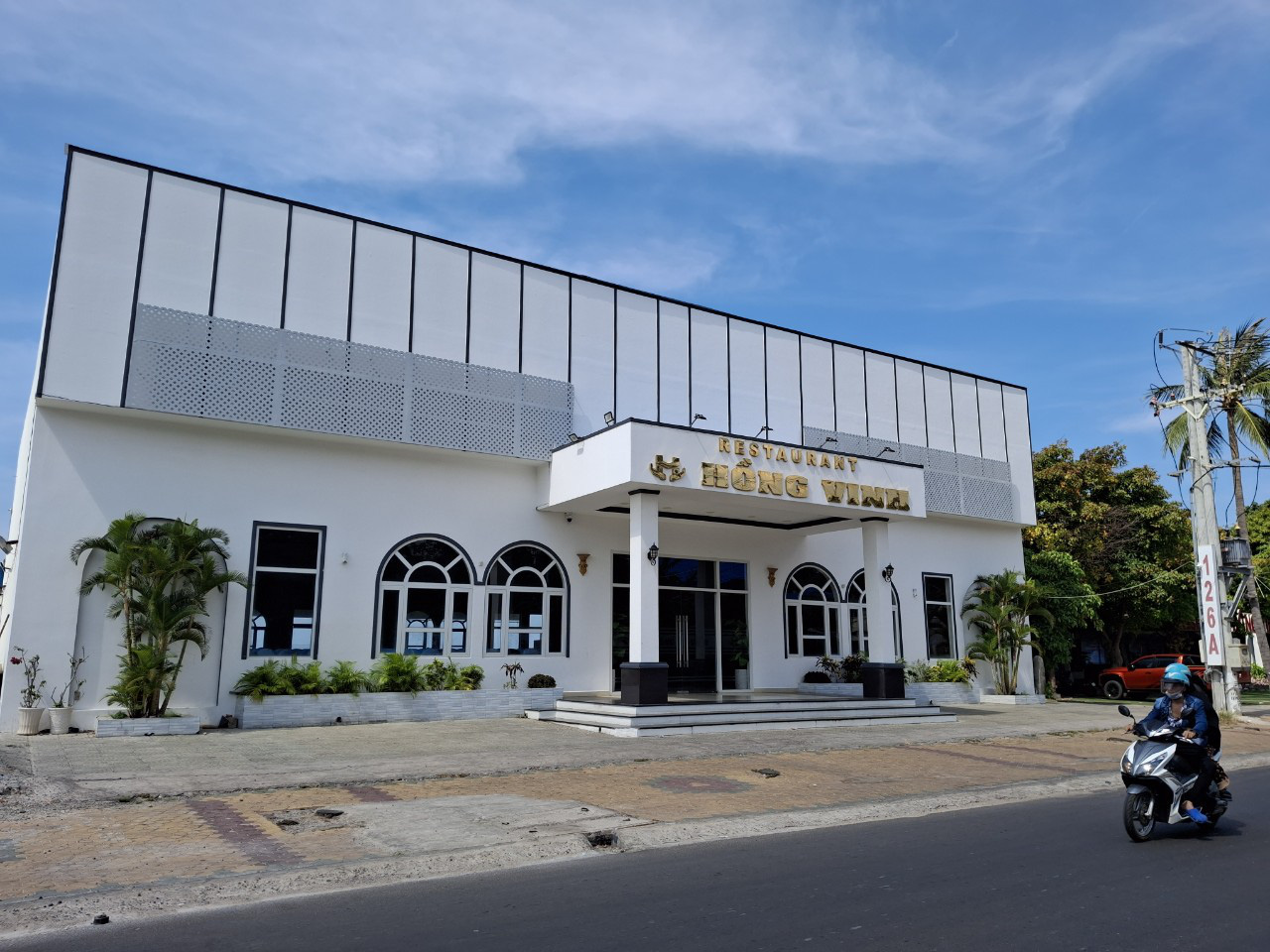 Sau nghi vấn ngộ độc ở Bình Thuận, nhà hàng tự đưa mẫu đi kiểm nghiệm đúng không?- Ảnh 1. Nhà hàng Hồng Vinh ở phường Hàm Tiến, TP Phan Thiết, Bình Thuận tự đưa mẫu thức ăn đi kiểm nghiệm theo yêu cầu của đơn vị lữ hành, sau nghi vấn ngộ độc thực phẩm khiến 51 du khách nhập viện - Ảnh: Đ.TRONG