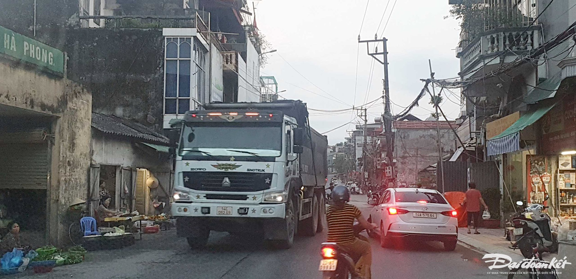 Đoàn xe vận chuyển đất qua khu vực dân cư đông đúc thuộc phường Hà Phong (TP Hạ Long)