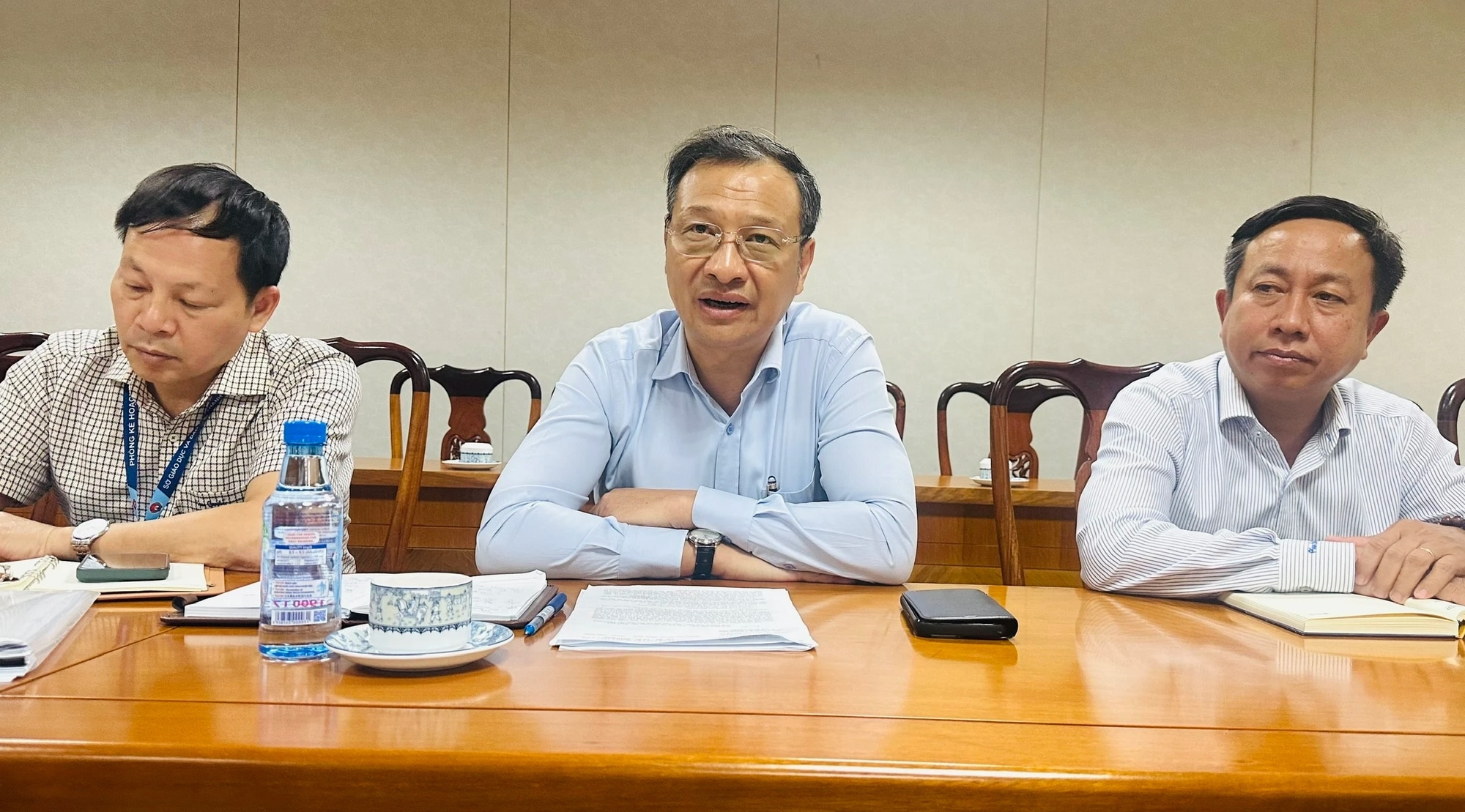 Ông Lê Hoài Nam, Phó giám đốc Sở GD-ĐT TP.HCM (giữa), trao đổi về thông tin tuyển sinh lớp 10 vào trưa ngày 7.5