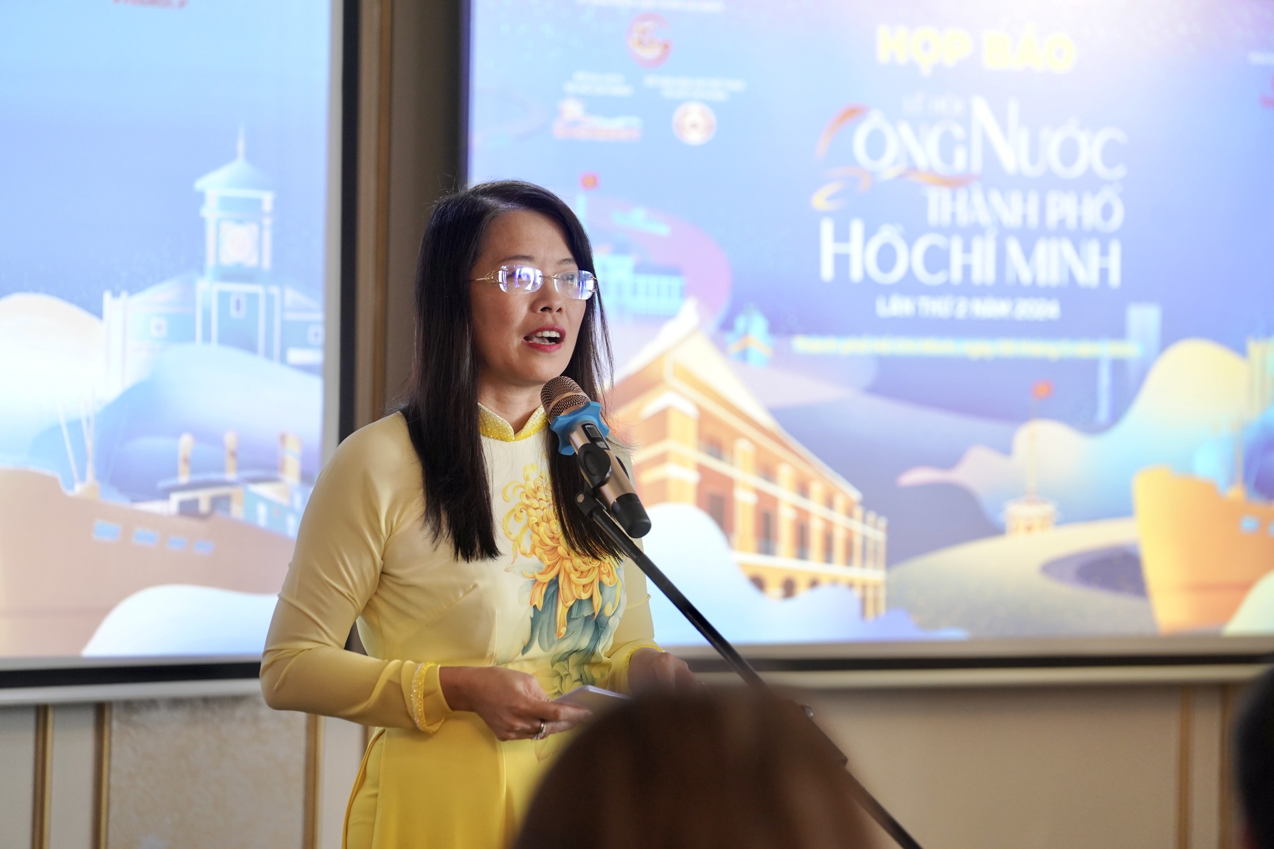 Tái hiện chợ nổi miền Tây trên kênh Nhiêu Lộc - Thị Nghè- Ảnh 2. Bà Nguyễn Thị Ánh Hoa, Giám đốc Sở Du lịch TP.HCM thông tin về lễ hội