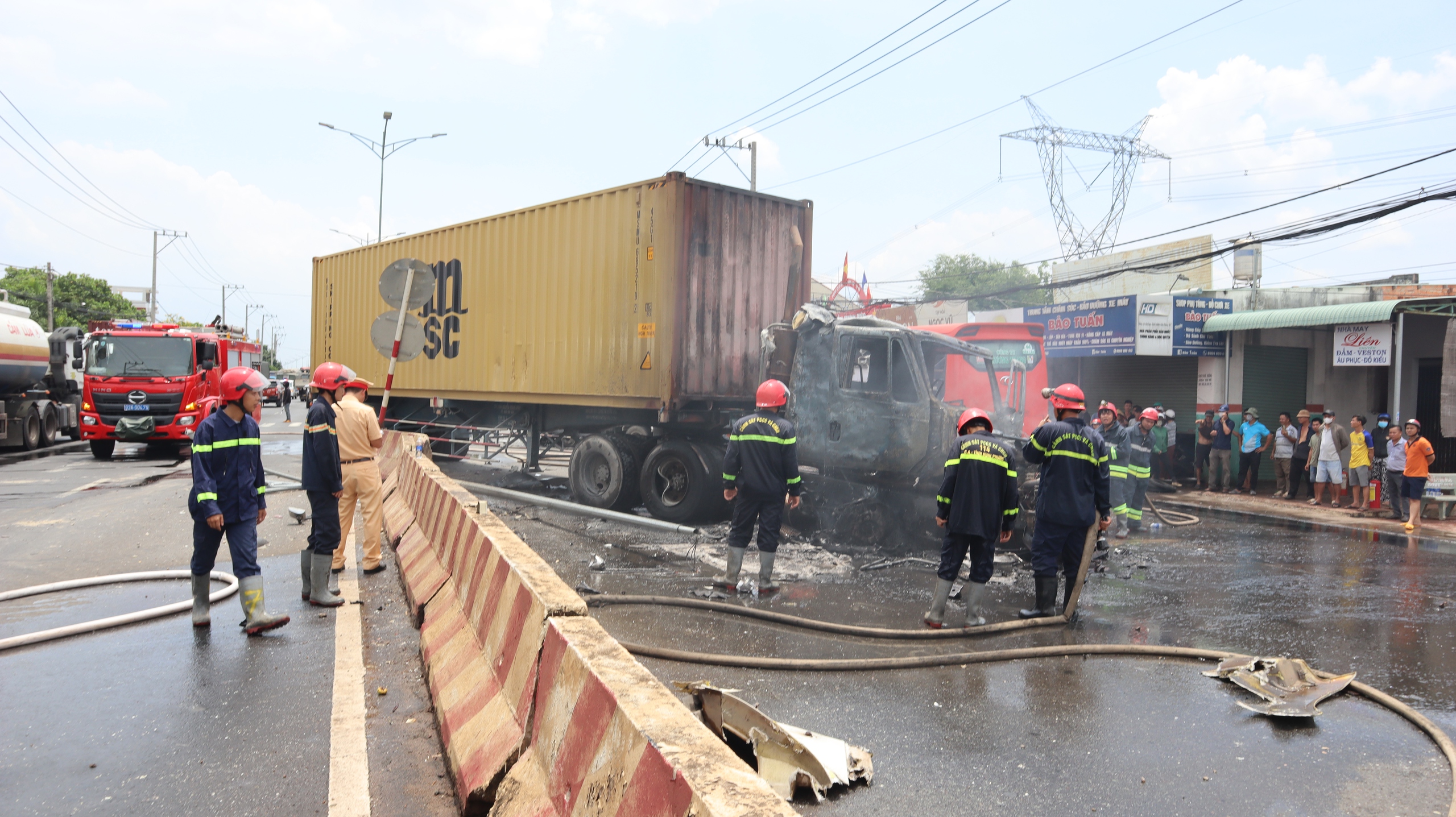 Bình Phước: Tai nạn liên hoàn khiến xe container bốc cháy, nhiều người bị thương- Ảnh 1. Lực lượng PCCC và CNCH Công an tỉnh Bình Phước dập tắt đám cháy đầu xe container