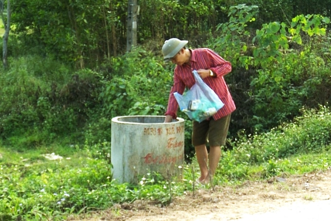 Người dân huyện Đồng Hỷ đã được tuyên truyền, hỗ trợ xây dựng các bể chứa rác, bố trí thùng rác nhựa từ trong ngõ xóm ra đến tận cánh đồng. Ảnh: Phạm Hiếu.