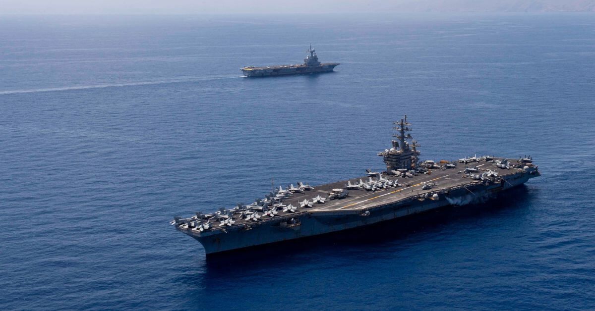 Tàu sân bay Mỹ quay lại biển Đỏ đối phó Houthi- Ảnh 1. Tàu sân bay USS Dwight D. Eisenhower (gần) của Mỹ và tàu sân bay FS Charles De Gaulle của Pháp trong một hoạt động chung tại Địa Trung Hải ngày 2.5