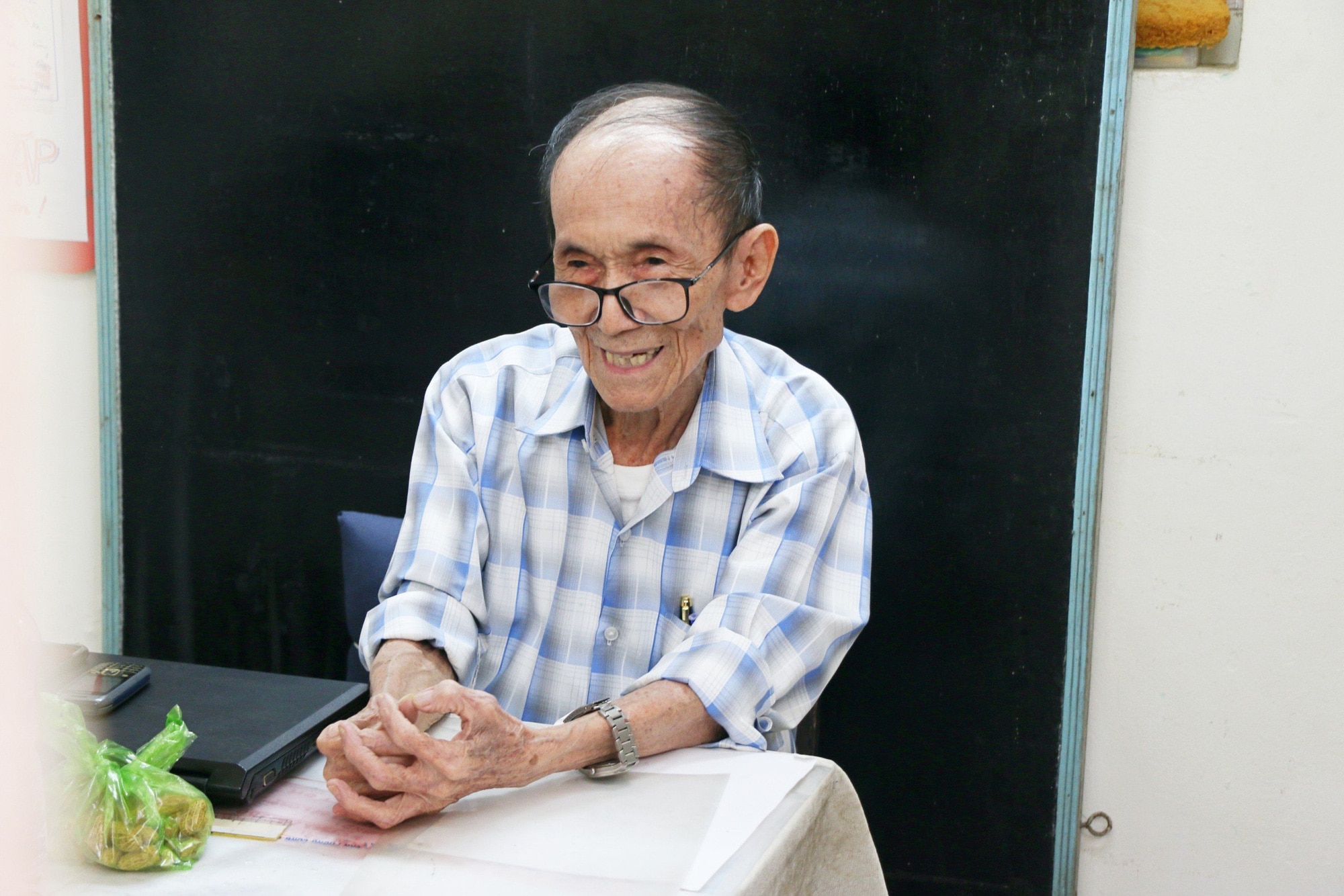 Cụ ông Nguyễn Tấn Thành nay đã 87 tuổi khiến nhiều người ngạc nhiên và ngưỡng mộ khi vẫn quyết tâm đi thi cao học tại Cần Thơ - Ảnh: LAN NGỌC