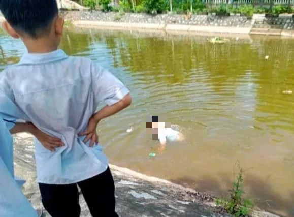 Thầy giáo giải cứu kịp thời học sinh lớp 2 đang chới với dưới sông- Ảnh 1. Thầy giáo giải cứu kịp thời học sinh lớp 2 đang chới với dưới sông- Ảnh 1.