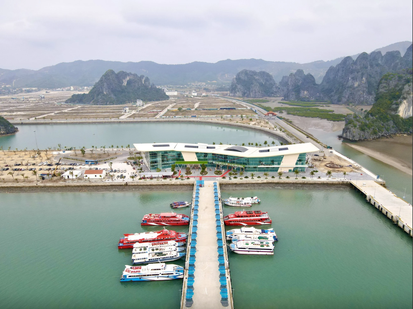 Thêm 5 xã đảo tại Quảng Ninh cấm du khách mang sản phẩm nhựa dùng một lần- Ảnh 1. Thêm 5 xã đảo tại Quảng Ninh cấm du khách mang sản phẩm nhựa dùng một lần- Ảnh 1.