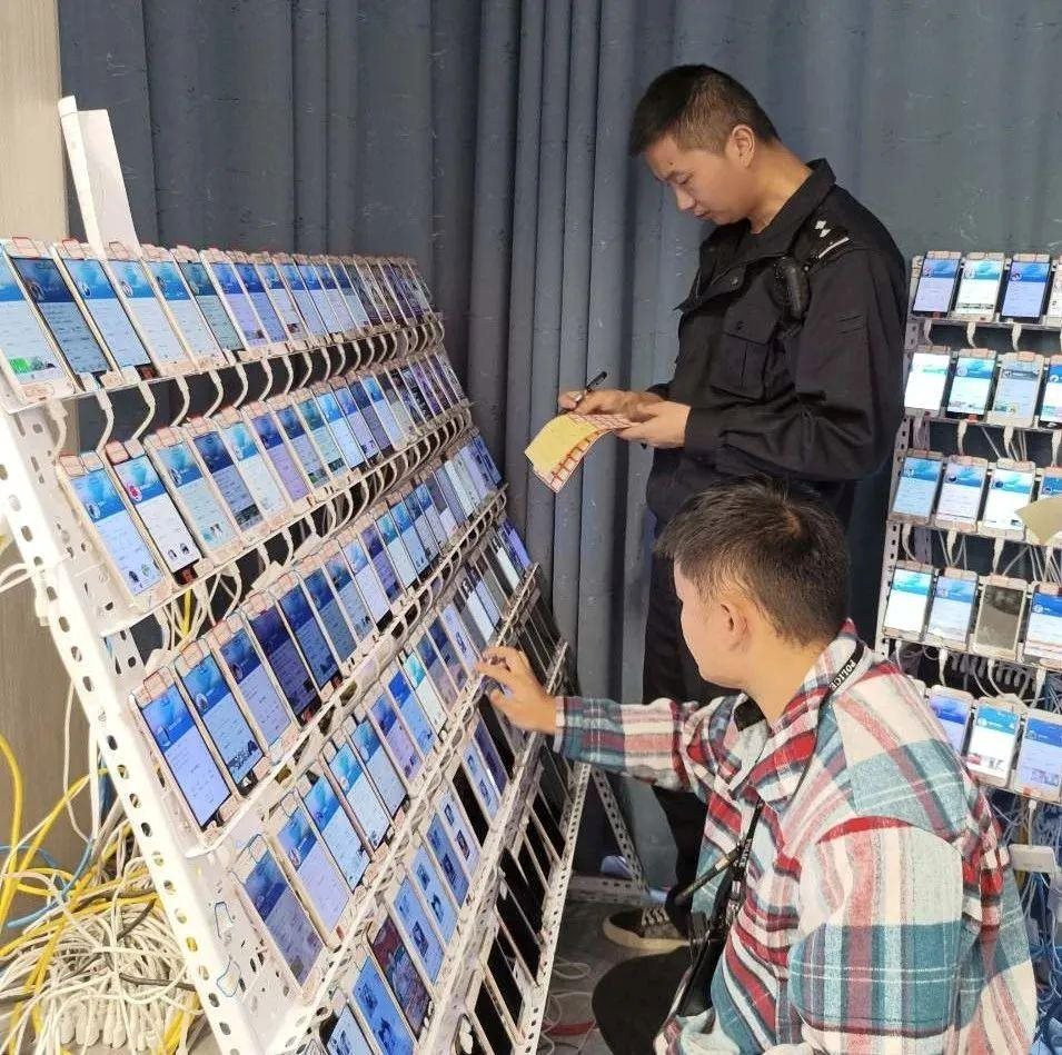 Theo dõi 4 người sử dụng cùng lúc 1.835 điện thoại hoạt động ngày đêm, cảnh sát phát hiện hành vi bất thường trong căn phòng mở điều hoà 24/7 - Ảnh 1. Theo dõi 4 người sử dụng cùng lúc 1.835 điện thoại hoạt động ngày đêm, cảnh sát phát hiện hành vi bất thường trong căn phòng mở điều hoà 24/7 - Ảnh 1.