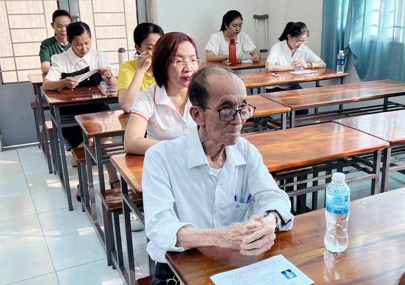 Thí sinh gần 90 tuổi thi thạc sĩ ở Cần Thơ: Gà trống nuôi 4 con thành tài - 3 Thí sinh gần 90 tuổi thi thạc sĩ ở Cần Thơ: Gà trống nuôi 4 con thành tài - 3