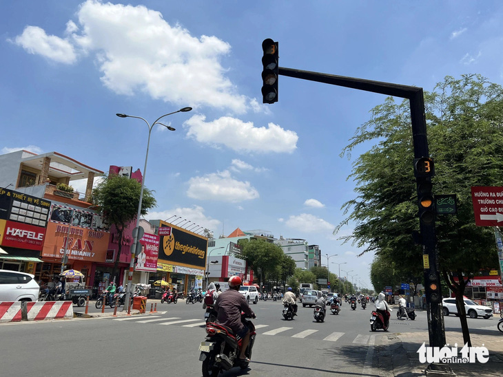 'Thói xấu của người Việt là bóp còi vô tội vạ'- Ảnh 1. Rất nhiều người khi thấy đèn vàng thường sẽ chạy nhanh để vượt qua thay vì dừng lại. Nếu có ai đó đã dừng thì lập tức bóp còi để chuyện vượt đèn vàng được thuận lợi hơn - Ảnh minh họa: TRIỆU VÂN