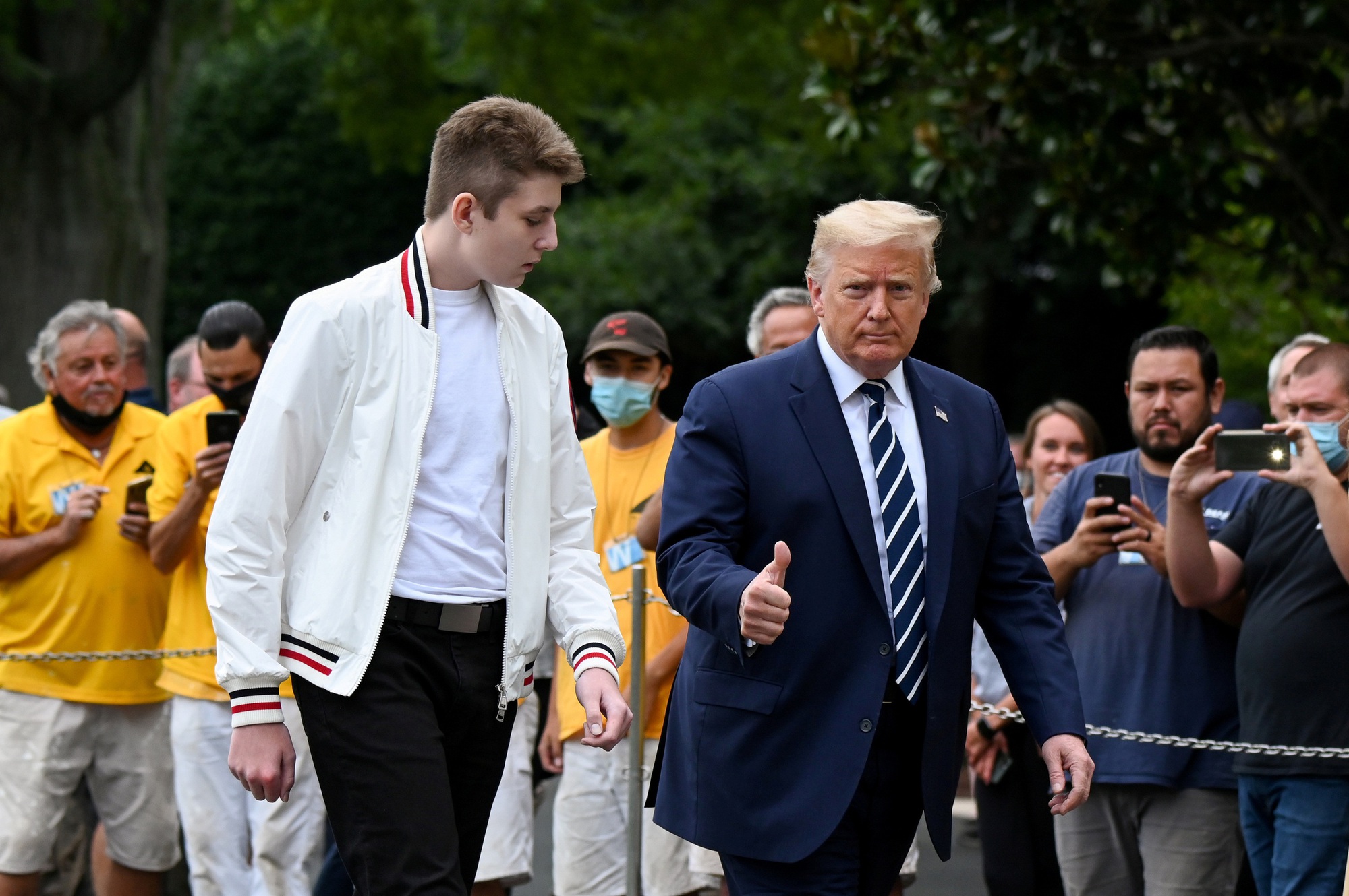Cựu Tổng thống Mỹ Donald Trump và con trai út Barron Trump. Ảnh: Reuters Cựu Tổng thống Mỹ Donald Trump và con trai út Barron Trump. Ảnh: Reuters