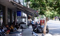 Vỉa hè đường Cống Quỳnh, quận 1 được kẻ vạch để người dân đỗ xe máy tự quản. Ảnh: Nguyễn Hữu Huy