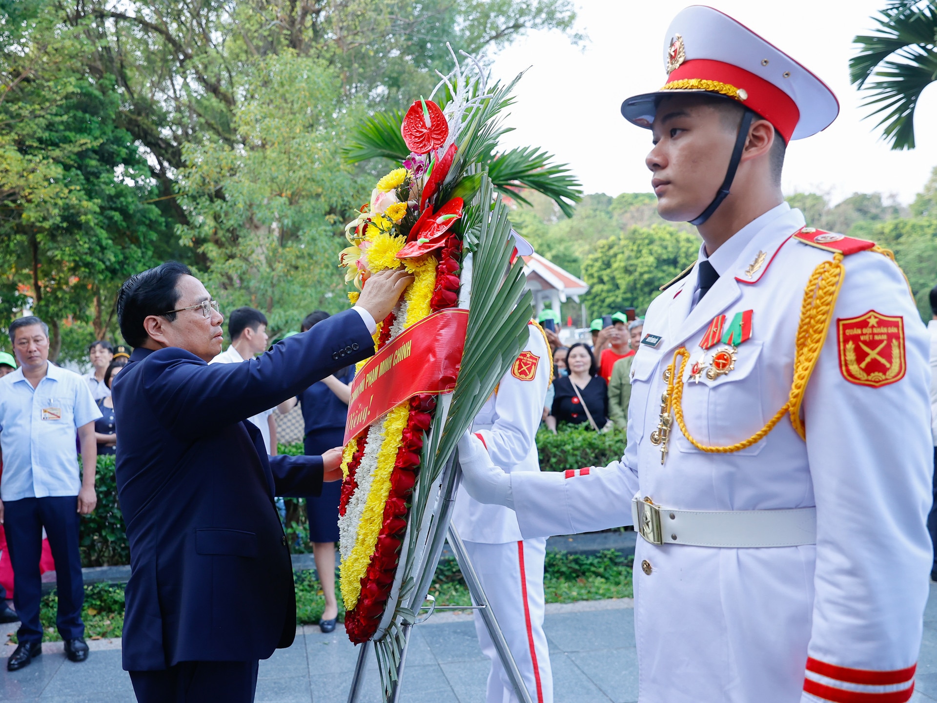 Thủ tướng Phạm Minh Chính dâng hương, dâng hoa tưởng niệm, tri ân các Anh hùng, liệt sĩ tại Điện Biên Phủ- Ảnh 1.