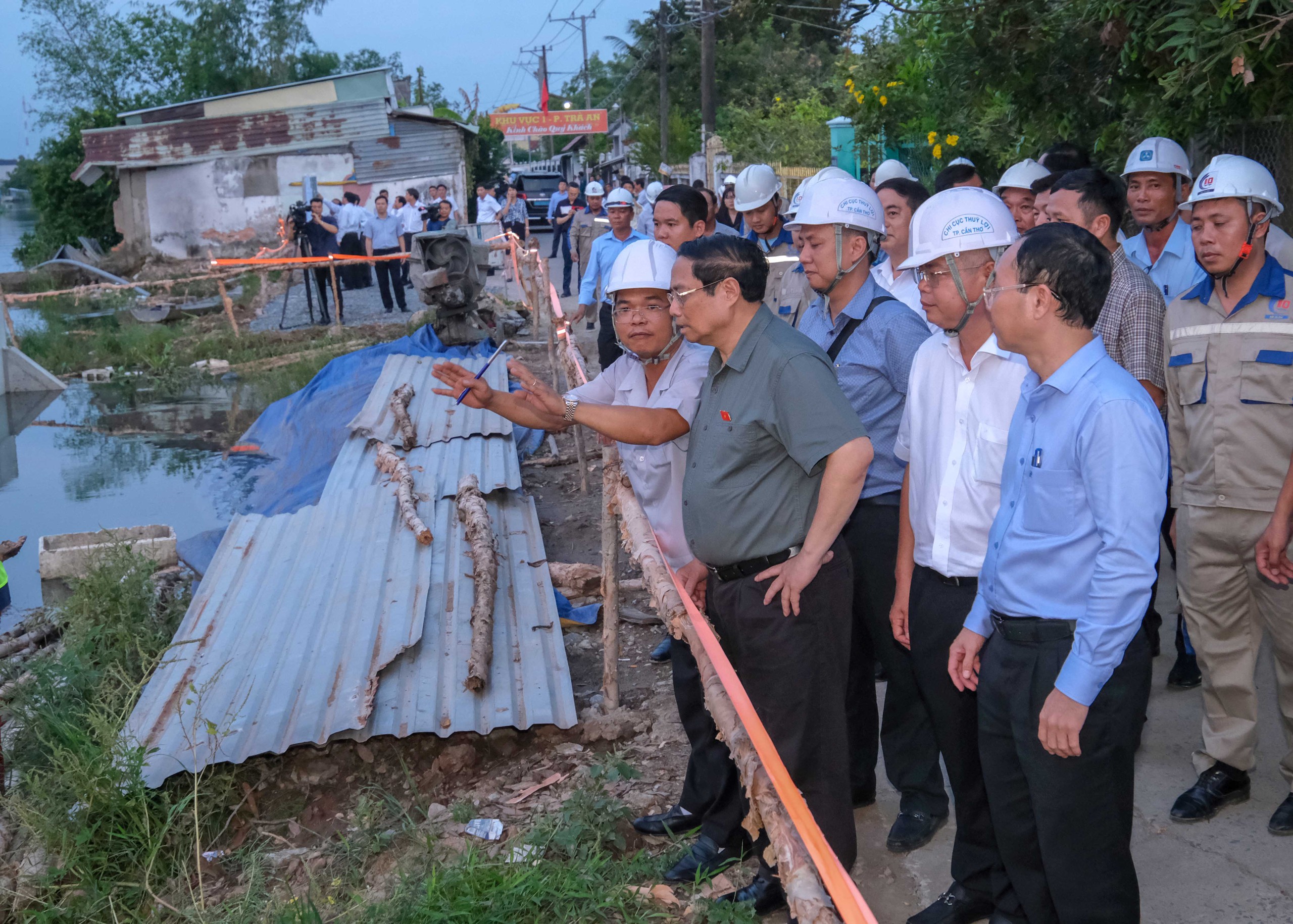 Thủ tướng Phạm Minh Chính khảo sát hiện trường dự án kè chống sạt lở khẩn cấp ở Cần Thơ- Ảnh 1.