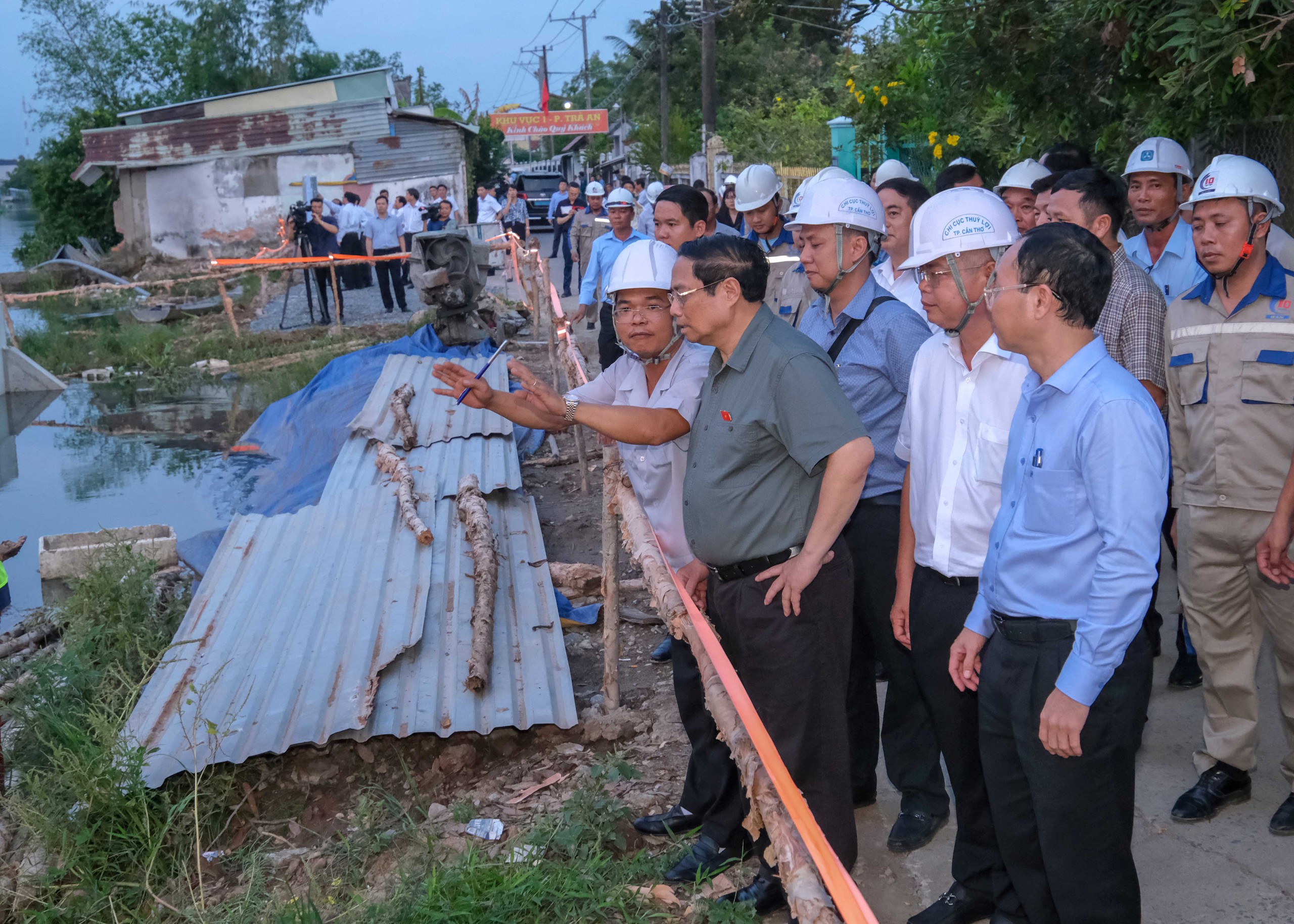 Thủ tướng Phạm Minh Chính khảo sát hiện trường dự án kè chống sạt lở khẩn cấp ở Cần Thơ- Ảnh 1. Thủ tướng Phạm Minh Chính khảo sát hiện trường dự án kè chống sạt lở khẩn cấp ở Cần Thơ- Ảnh 1.