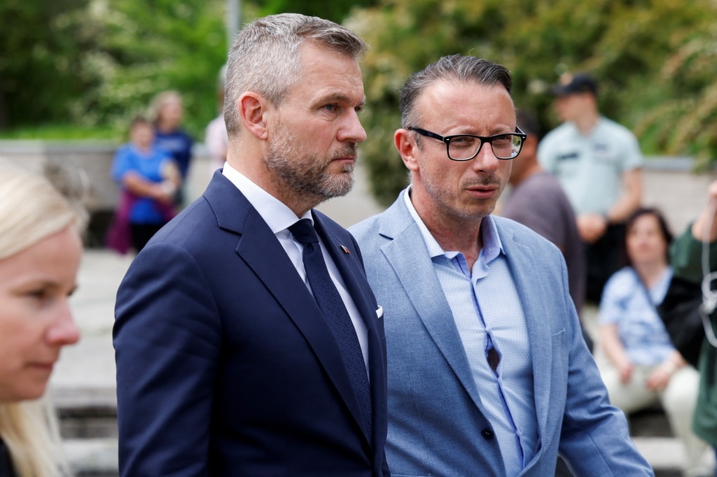 Tổng thống đắc cử Peter Pellegrin (vest xanh đậm), đồng minh chính trị của Thủ tướng Robert Fico đến bệnh viện Banska Bystrica