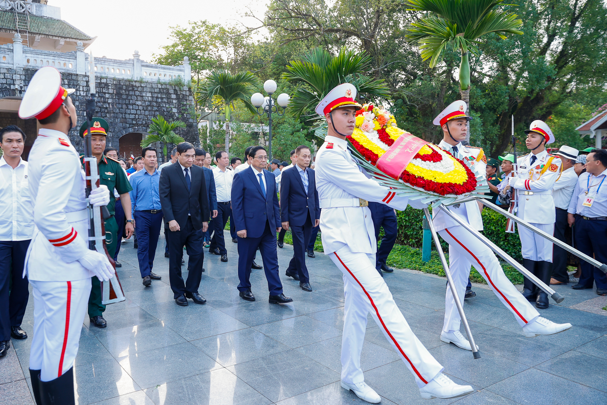 Thủ tướng dâng hương tưởng niệm các anh hùng liệt sĩ tại Nghĩa trang liệt sĩ A1- Ảnh 1. Thủ tướng Phạm Minh Chính dâng hương, dâng hoa tưởng niệm, tri ân các anh hùng liệt sĩ tại Điện Biên Phủ