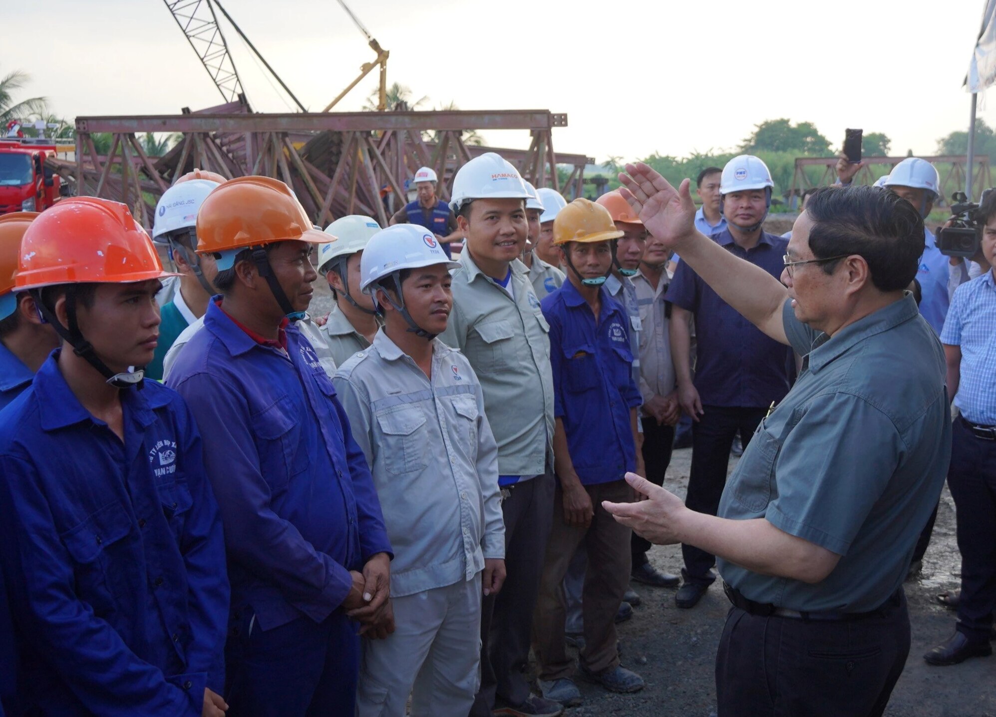 Thủ tướng trò truyện động viên công nhân, người lao động trên công trường dự án đường cao tốc Châu Đốc - Cần Thơ - Sóc Trăng