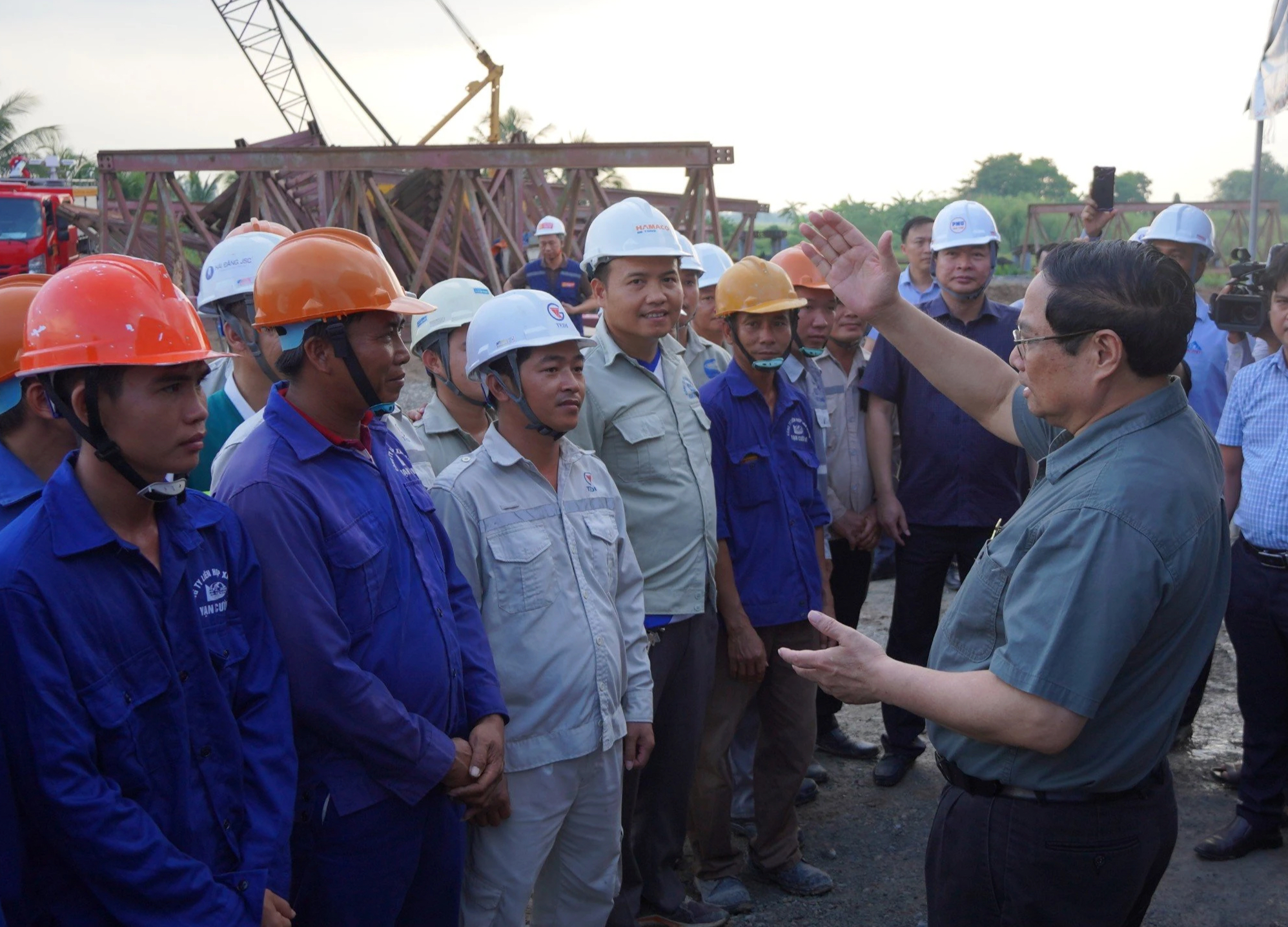 Thủ tướng khảo sát dự án cao tốc Châu Đốc - Cần Thơ -Sóc Trăng- Ảnh 1. Thủ tướng trò truyện động viên công nhân, người lao động trên công trường dự án đường cao tốc Châu Đốc - Cần Thơ - Sóc Trăng