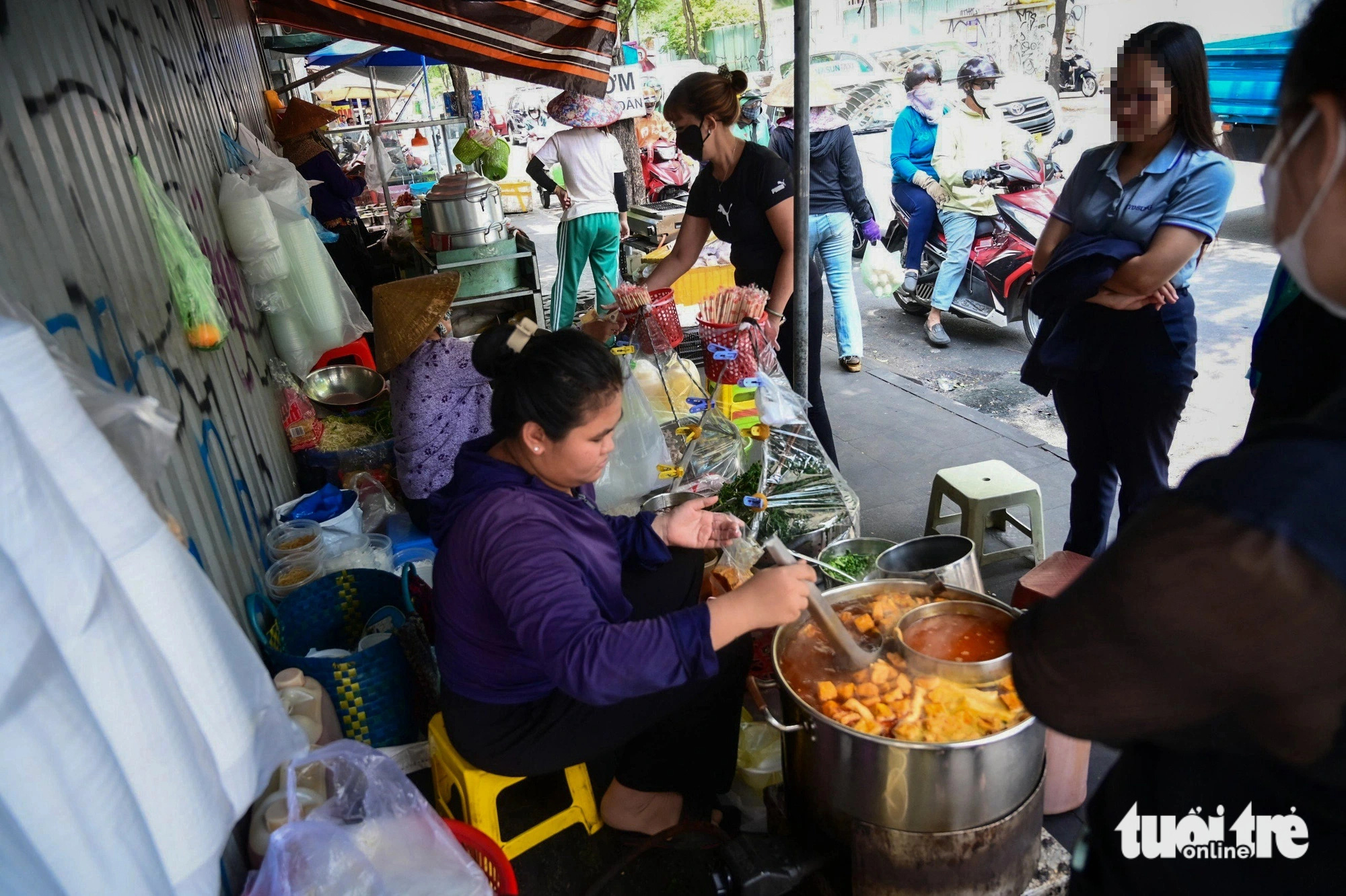 hàng rong - Phương Quyên Nhân viên văn phòng tại trung tâm TP.HCM chuộng các gánh hàng rong. Trong ảnh: Khách chờ mua canh bún tại một gánh vỉa hè trên đường Hai Bà Trưng (quận 1)