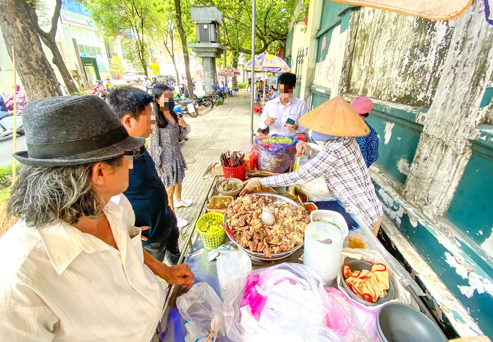 Bún bò bán trên vỉa hè đường Nguyễn Thị Minh Khai, quận 3, TP.HCM - Ảnh: QUANG ĐỊNH