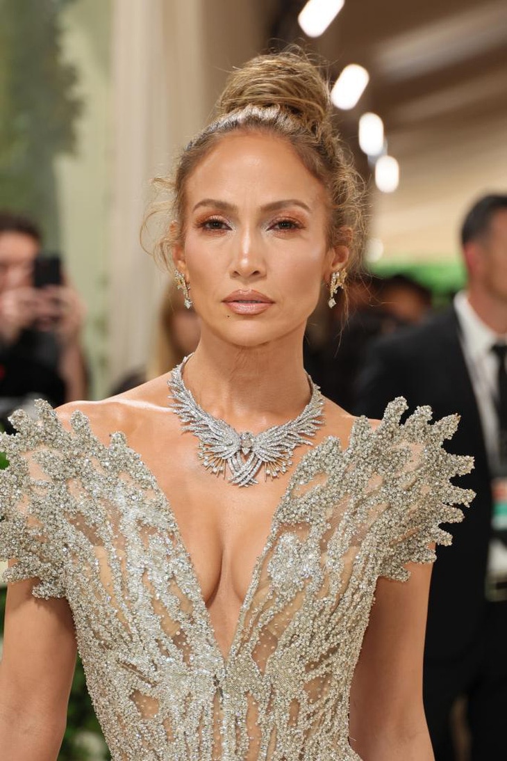 Tiệc thời trang lớn nhất hành tinh Met Gala 2024: Jennifer Lopez, Ariana Grande trong vườn cổ tích- Ảnh 4.