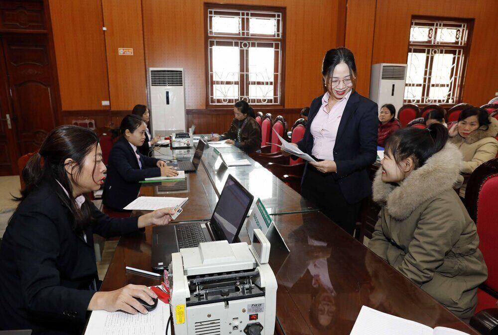 Người dân xã Tân Quang, huyện Văn Lâm nhận nguồn vốn giải ngân ưu đãi trực tiếp tại Điểm giao dịch xã. Ảnh: NHCSXH 