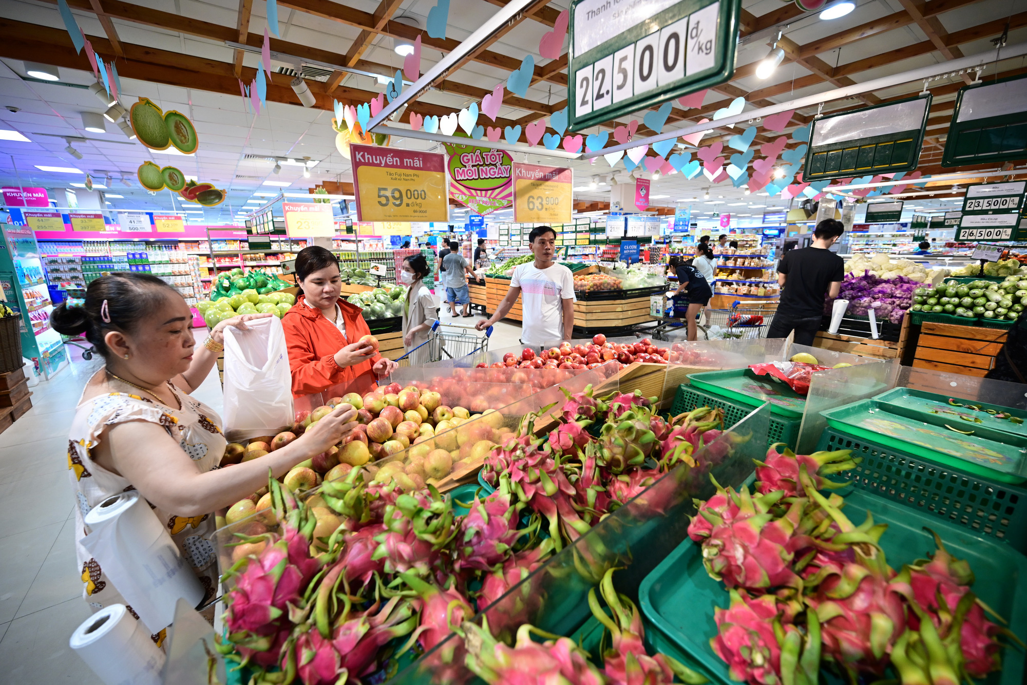 Người mua sắm dùng túi tự hủy tại siêu thị. Ảnh: Quang Định Người dân mua sắm tại siêu thị. Nhiều doanh nghiệp có báo cáo kinh doanh năm 2023 ghi nhận khó khăn dẫn tới nhiều người lao động bị giảm việc, giãn việc - Ảnh: QUANG ĐỊNH