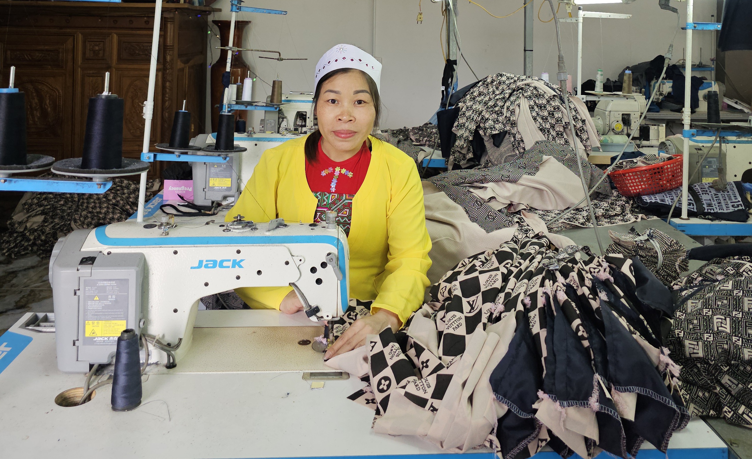 Mô hình Tổ may liên kết giúp phụ nữ dân tộc thiểu số ổn định kinh tế- Ảnh 1. Mô hình Tổ may liên kết giúp phụ nữ dân tộc thiểu số ổn định kinh tế- Ảnh 1.