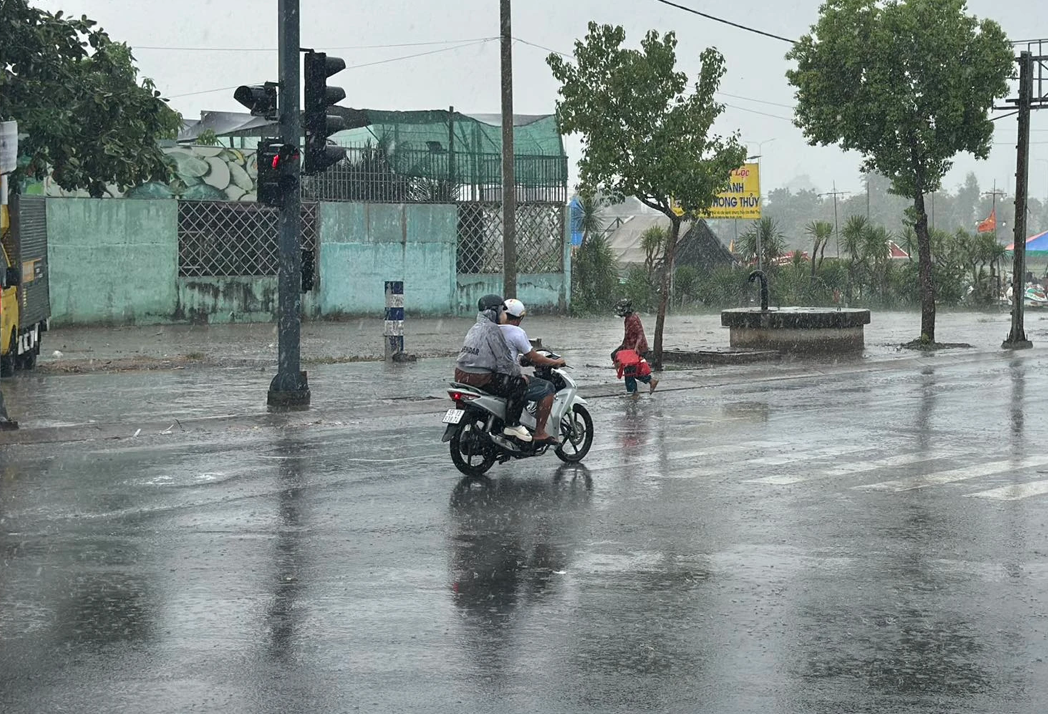 Tối nay Nam bộ mưa giông nhiều nơi, Tây nguyên có mưa to
- Ảnh 1. Chiều nay TP.HCM và Nam bộ có mưa nhiều nơi. Tây nguyên một số nơi mưa to
