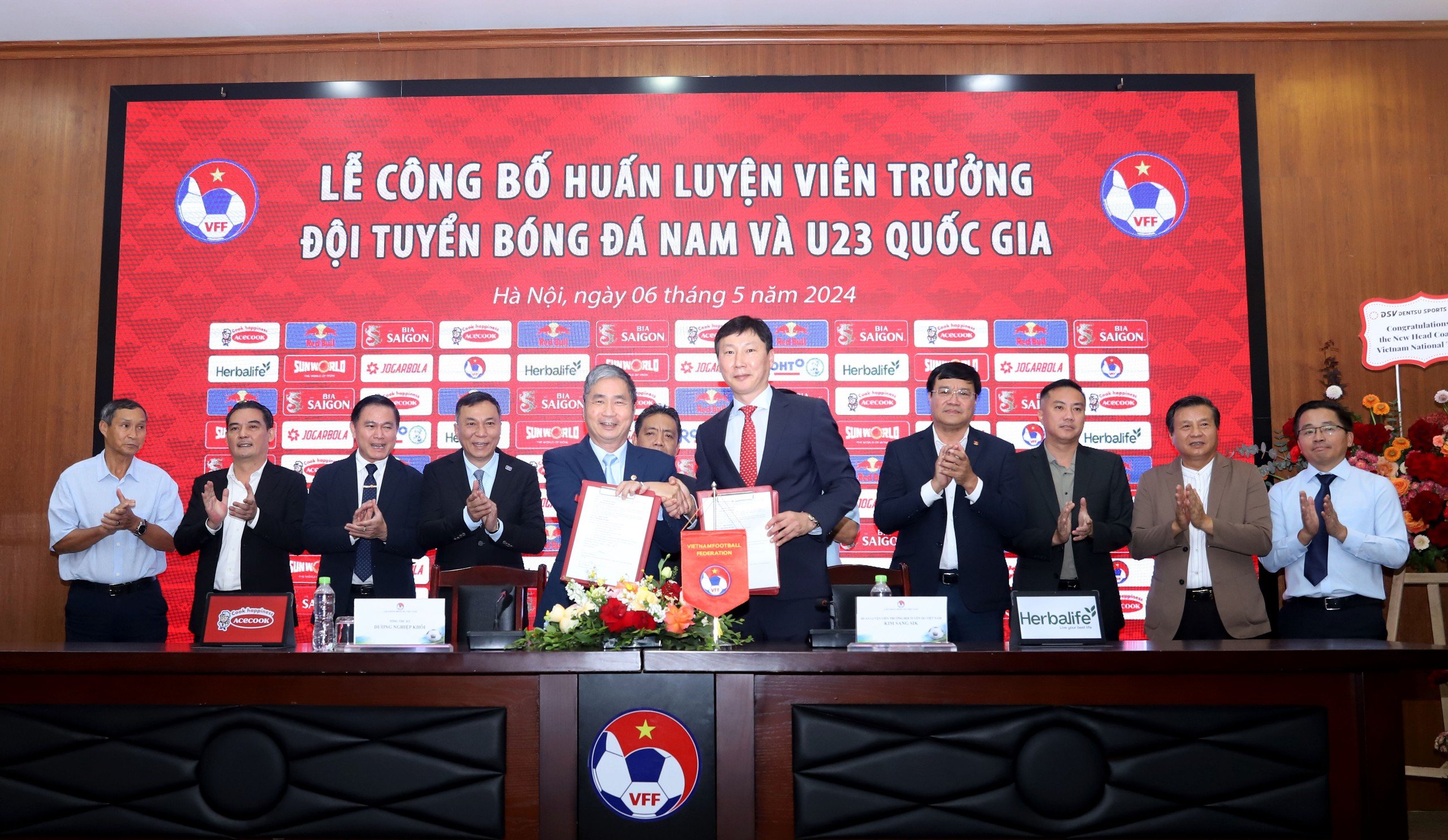 HLV Kim Sang-sik và VFF cùng thực hiện những cam kết trong bản hợp đồng có thời hạn 2 năm