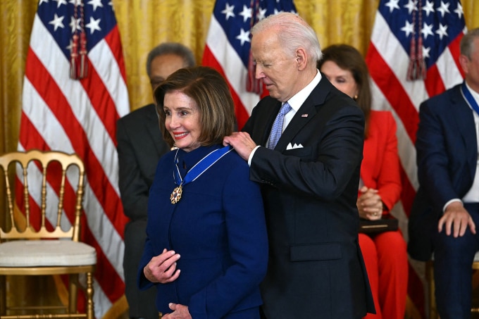 Tổng thống Mỹ Joe Biden trao Huân chương Tự do cho cựu chủ tịch Hạ viện Nancy Pelosi tại Nhà Trắng ngày 3/5. Ảnh: AFP