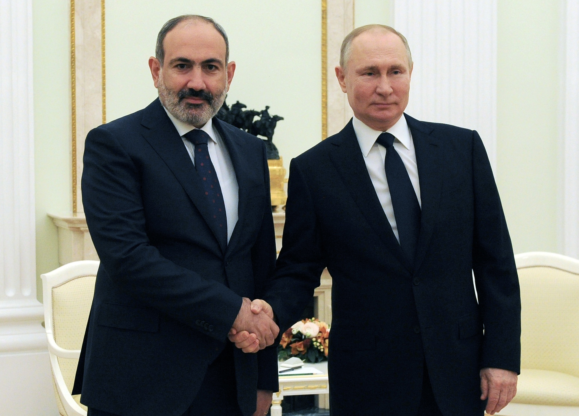 Tổng thống Nga Vladimir Putin (phải) gặp Thủ tướng Armenia Nikol Pashinyan tại Moscow năm 2021