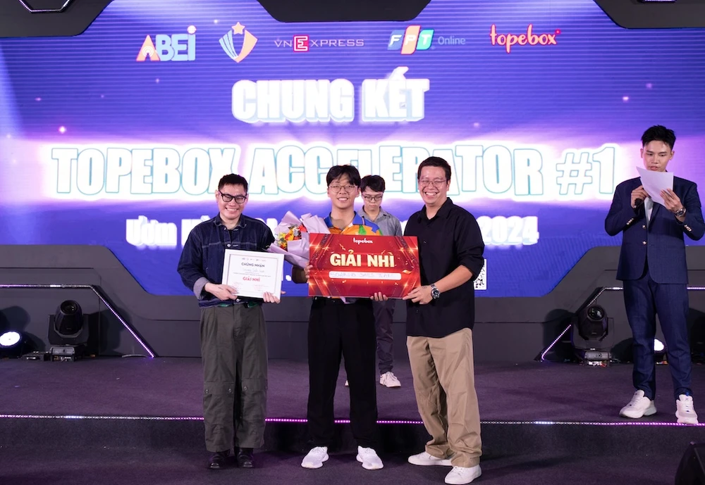 Ban tổ chức trao giải cuộc thi “Ươm mầm tài năng game Việt 2024 - TOPEBOX ACCELERATOR lần 1”