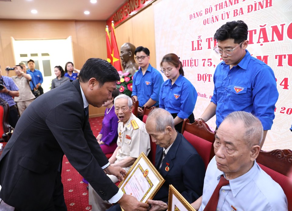 Trưởng ban Dân vận Thành ủy Đỗ Anh Tuấn trao Huy hiệu Đảng cho các đảng viên lão thành quận Ba Đình. 