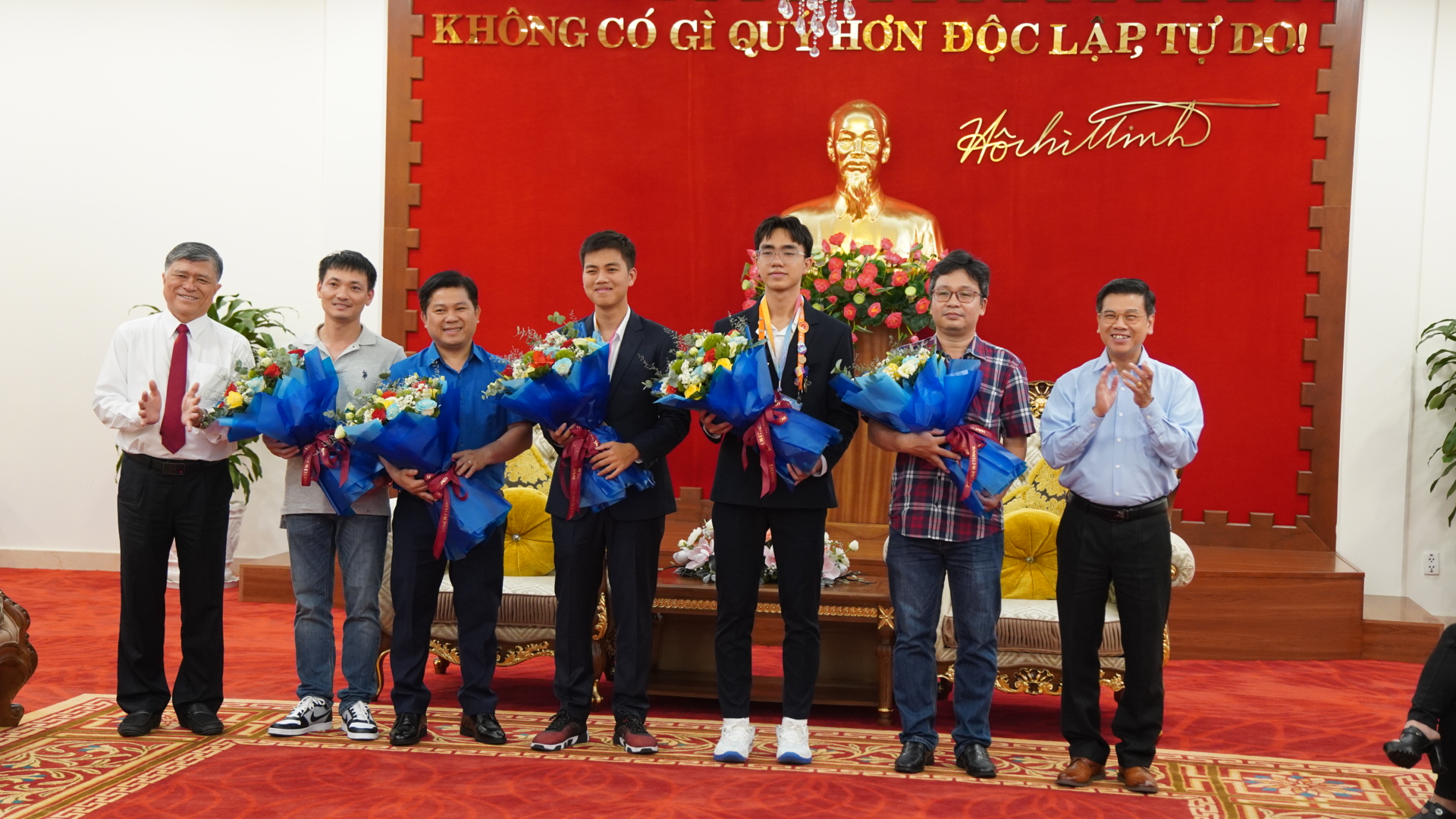 Trao bằng khen cho hai học sinh đoạt giải thưởng khoa học kỹ thuật quốc tế- Ảnh 1. Lãnh đạo UBND TP.HCM, Sở GD-ĐT chúc mừng giáo viên và 2 học sinh đoạt giải thưởng quốc tế