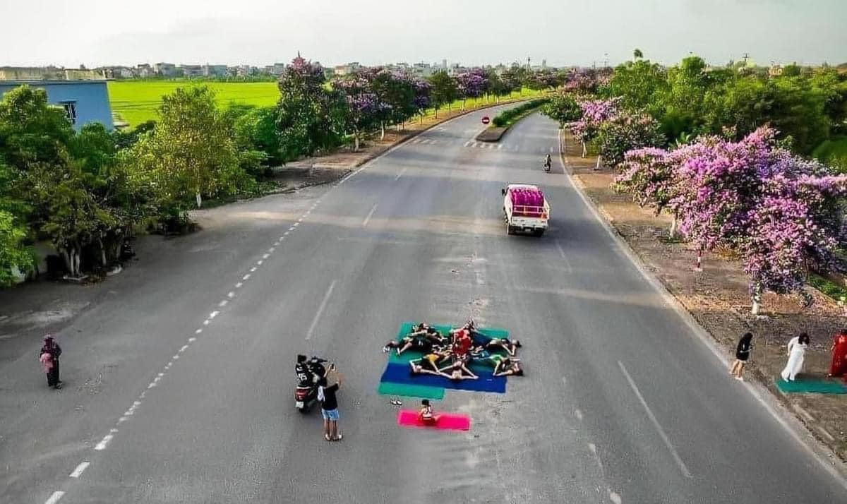 Nhóm phụ nữ trải thảm, nằm giữa lòng một con đường tại Thái Bình Nhóm phụ nữ trải thảm, nằm giữa lòng một con đường tại Thái Bình