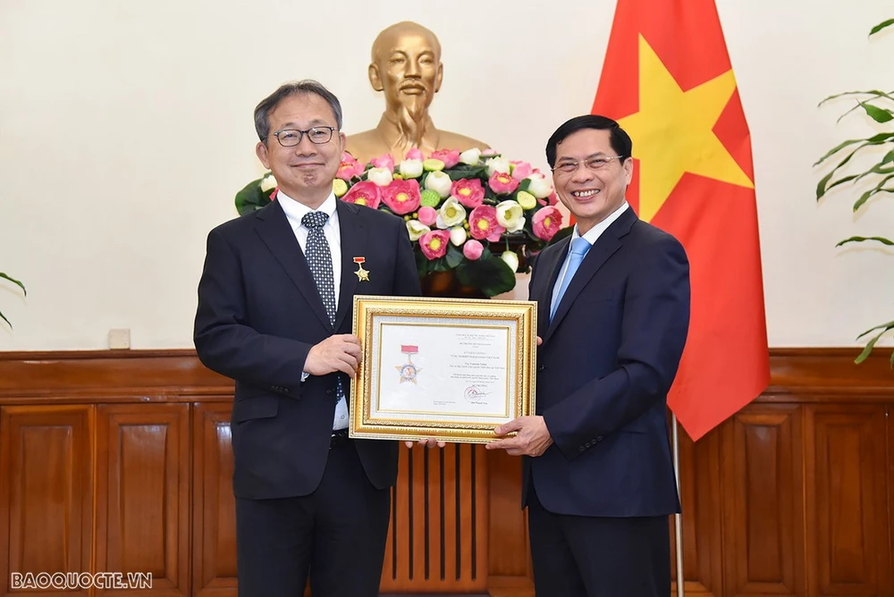 Bộ trưởng Ngoại giao Bùi Thanh Sơn trao Kỷ niệm chương 'Vì sự nghiệp ngoại giao Việt Nam' cho Đại sứ Nhật Bản Yamada Takio. (Nguồn: Báo Quốc tế)