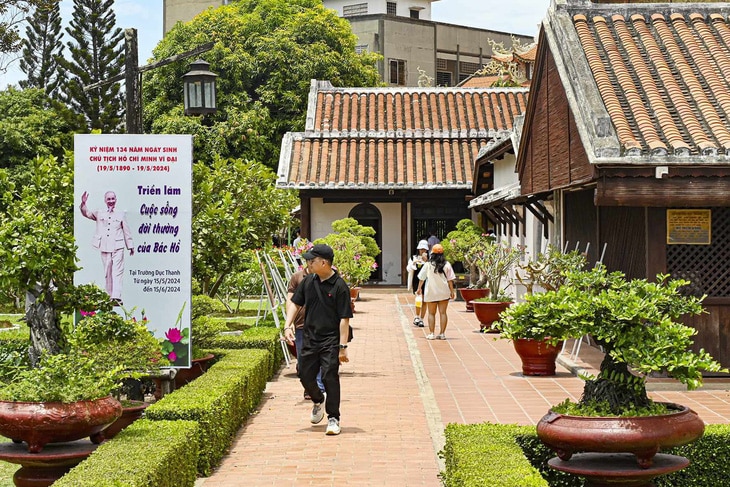 Du khách tham quan triển lãm “Cuộc sống đời thường của Bác Hồ” ở Bình Thuận - Ảnh: MAI THỨC