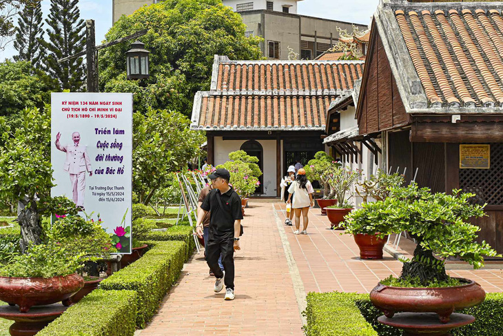 Triển lãm ảnh 'Cuộc sống đời thường của Bác Hồ' ở Bình Thuận- Ảnh 1. Du khách tham quan triển lãm “Cuộc sống đời thường của Bác Hồ” ở Bình Thuận - Ảnh: MAI THỨC