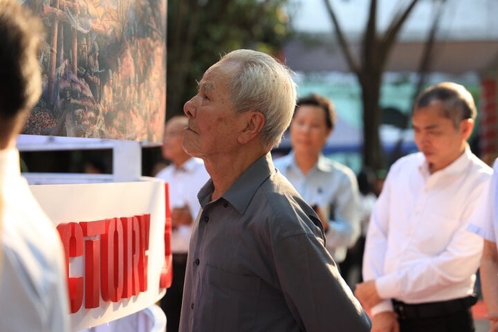 Du khách chiêm ngưỡng bức tranh panorama kỷ niệm 70 năm Chiến thắng Điện Biên Phủ.