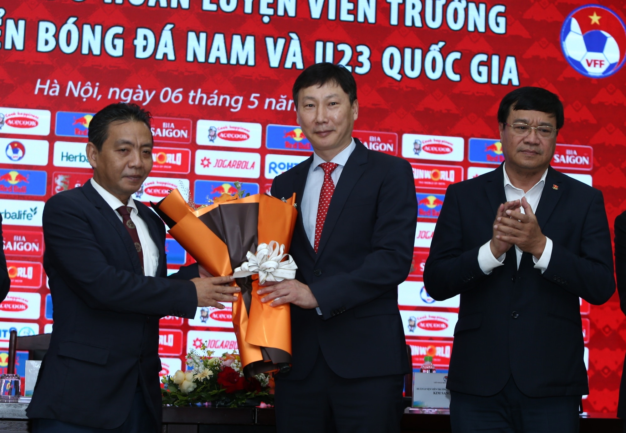 Tân HLV trưởng Kim Sang-sik chính thức đặt bút vào bản hợp đồng 2 năm trên cương vị HLV trưởng đội tuyển Việt Nam - Ảnh 1.