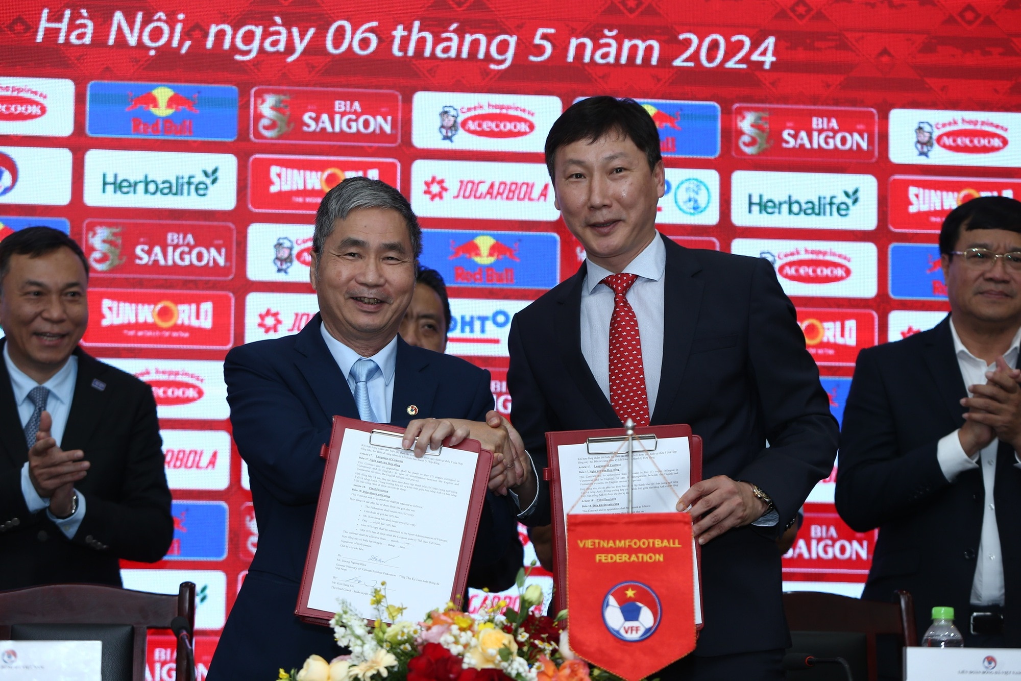 Tân HLV trưởng Kim Sang-sik chính thức đặt bút vào bản hợp đồng 2 năm trên cương vị HLV trưởng đội tuyển Việt Nam - Ảnh 2.