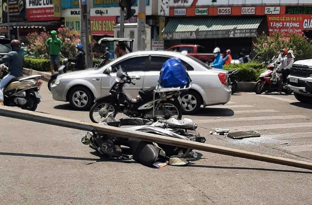 Trụ đèn chiếu sáng ở TPHCM ngã đè người phụ nữ bị thương - 1 Trụ đèn chiếu sáng ở TPHCM ngã đè người phụ nữ bị thương - 1