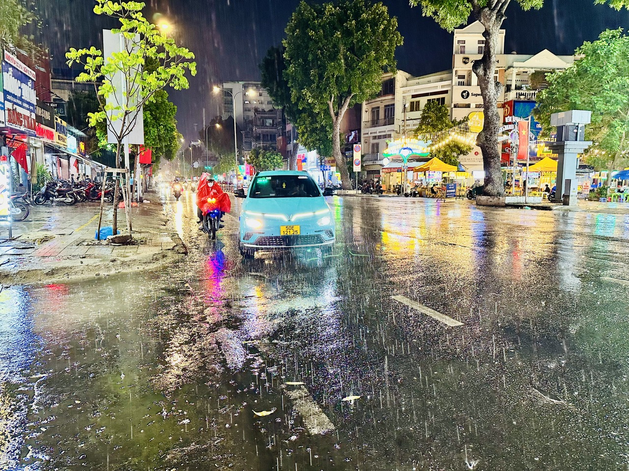 Trưa nay Nam bộ mưa rất to, riêng TP.HCM sấm nhiều mưa ít- Ảnh 1. Người dân TP.HCM tiếp tục mong mưa to