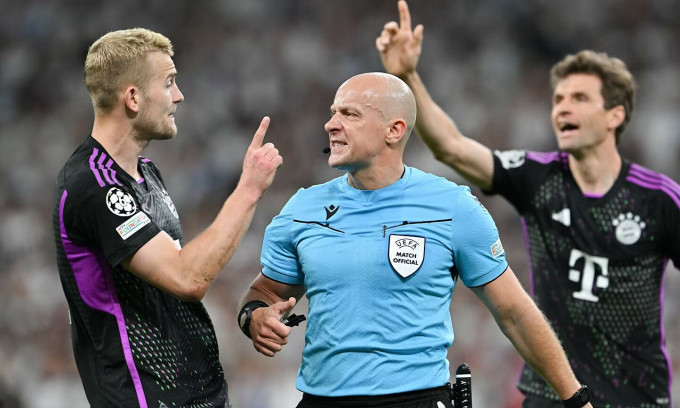 De Ligt (trái) tranh luận với trọng tài Ba Lan Szymon Marciniak, trong trận bán kết lượt về Champions League giữa Bayern và Real trên sân Bernabeu, thành phố Madrid, Tây Ban Nha, tối 8/5/2024. Ảnh: DPA