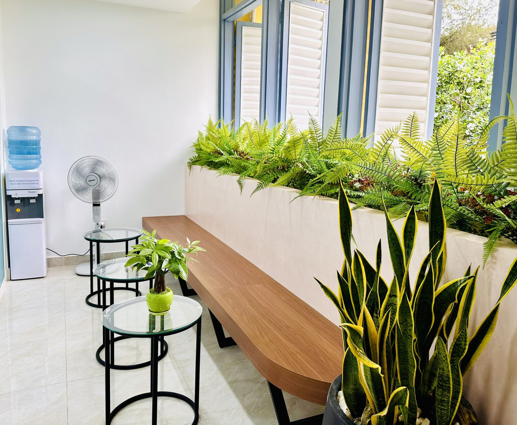 Trường đại học ở TP.HCM ra mắt phòng hỗ trợ chăm sóc sức khỏe tinh thần- Ảnh 1. Nhà trường bố trí khu vực ngồi chờ cho sinh viên tại phòng hỗ trợ chăm sóc sức khỏe tinh thần - Ảnh: HOÀNG THANH